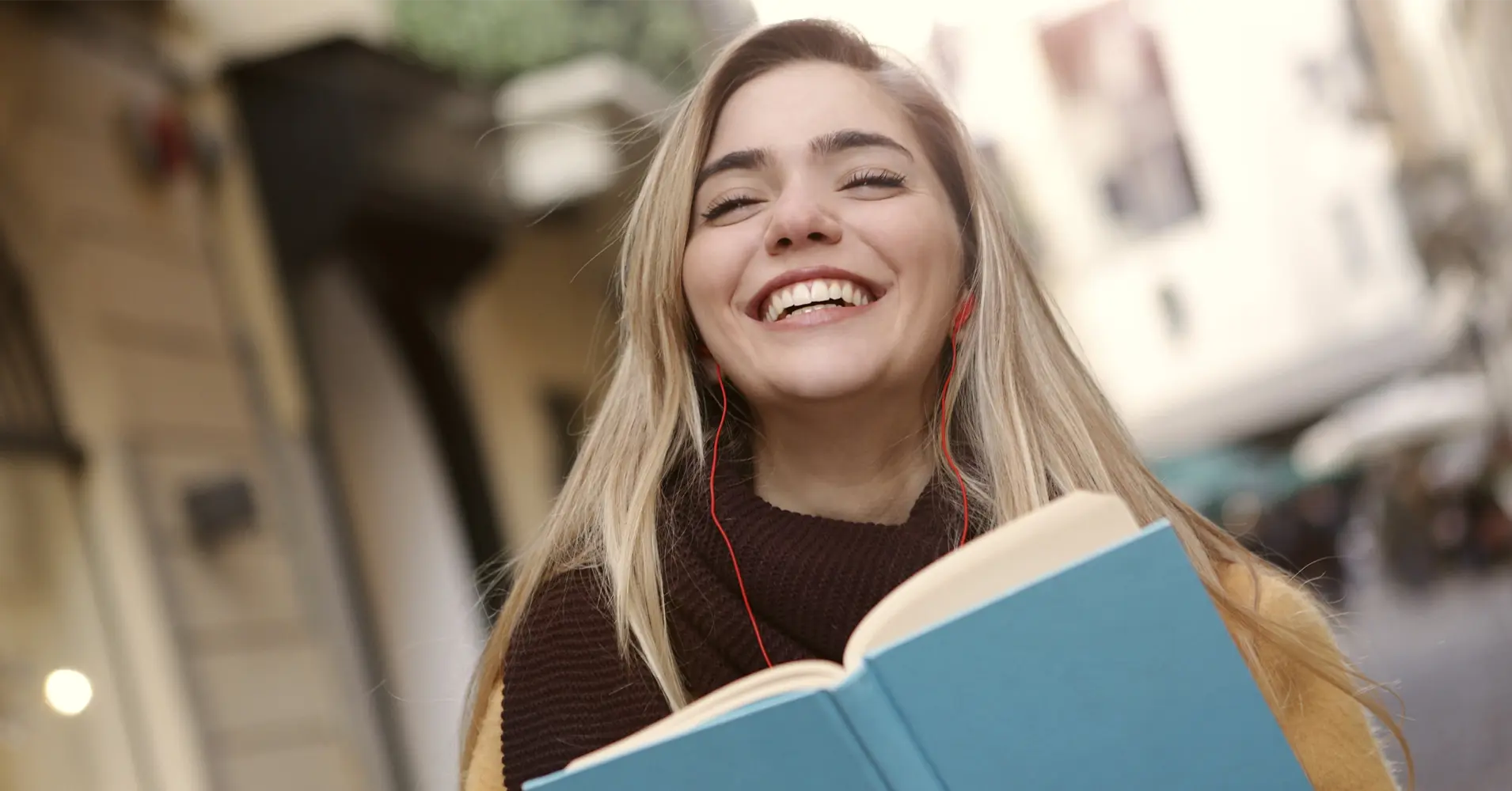 Rapariga feliz a estudar no estrangeiro